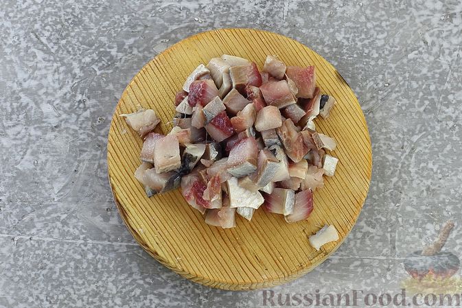 Фото приготовления рецепта: Слоёный салат с селёдкой, картофелем, плавленым сыром и солёными огурцами - шаг №5