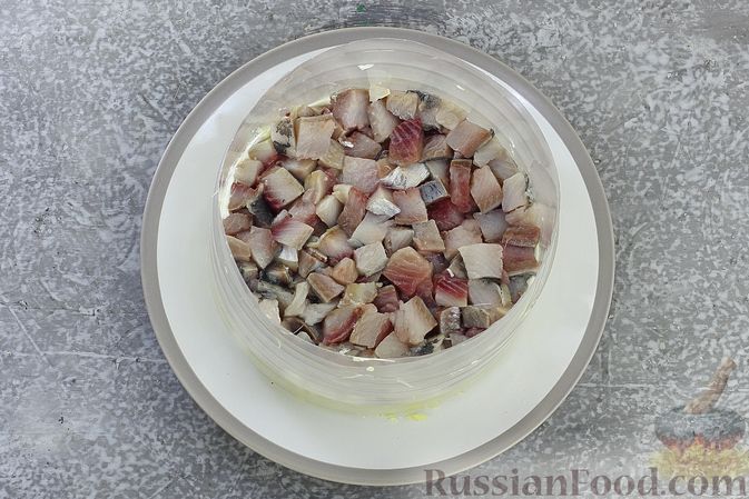 Фото приготовления рецепта: Слоёный салат с селёдкой, картофелем, плавленым сыром и солёными огурцами - шаг №6