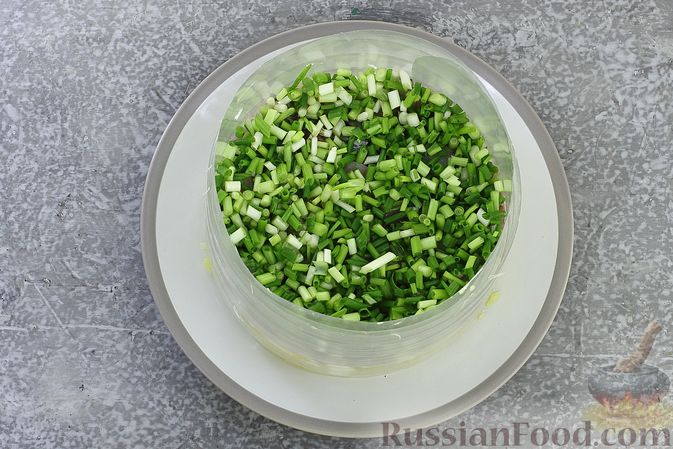 Фото приготовления рецепта: Слоёный салат с селёдкой, картофелем, плавленым сыром и солёными огурцами - шаг №8