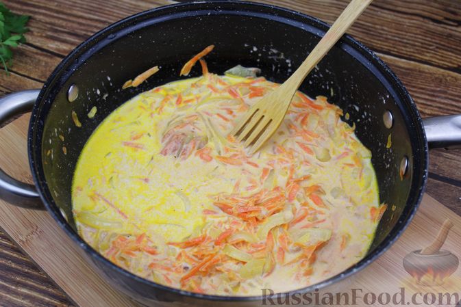 Фото приготовления рецепта: Рыба, тушенная в сливочно-томатном соусе - шаг №6