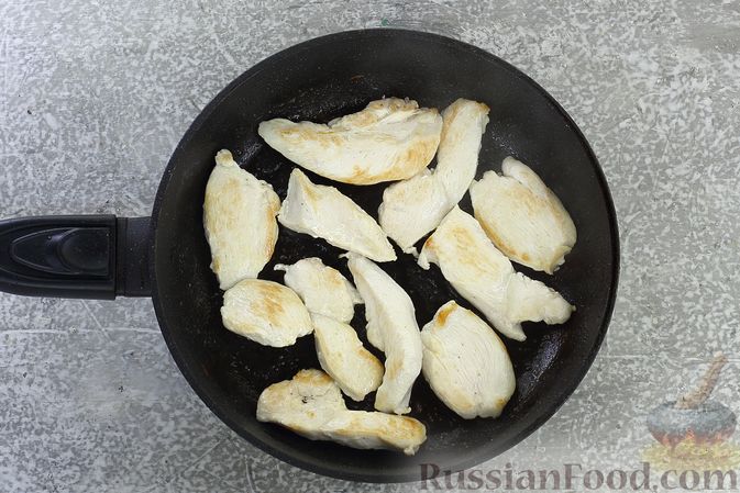Фото приготовления рецепта: Салат с курицей, маринованными опятами, солёными огурцами и морковью - шаг №3