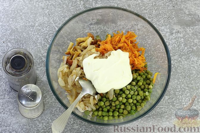 Фото приготовления рецепта: Салат с курицей, маринованными опятами, солёными огурцами и морковью - шаг №10