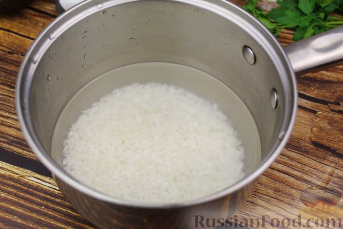 Фото приготовления рецепта: Рис с авокадо - шаг №3
