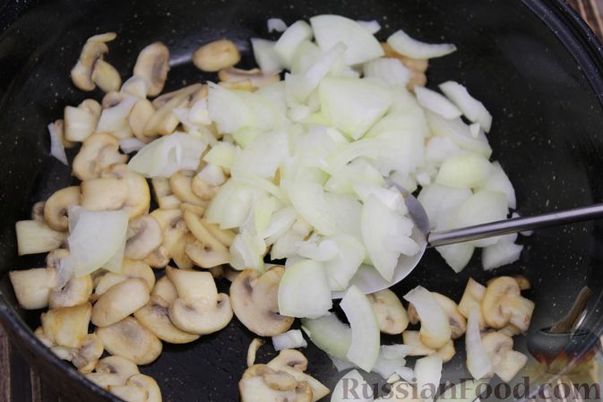 Фото приготовления рецепта: Куриные бёдра, запечённые с цветной капустой и сметанно-грибным соусом - шаг №9