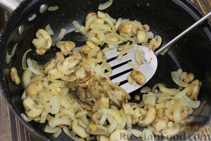 Фото приготовления рецепта: Куриные бёдра, запечённые с цветной капустой и сметанно-грибным соусом - шаг №10