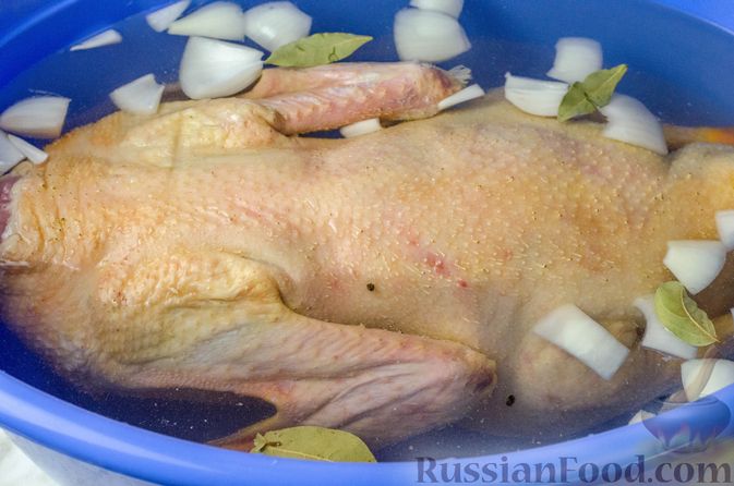 Фото приготовления рецепта: Гусь, запечённый с капустой, куриным филе, печенью и черносливом (в фольге) - шаг №5