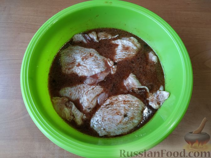 Фото приготовления рецепта: Курица, запечённая в маринаде из гранатового сока - шаг №3