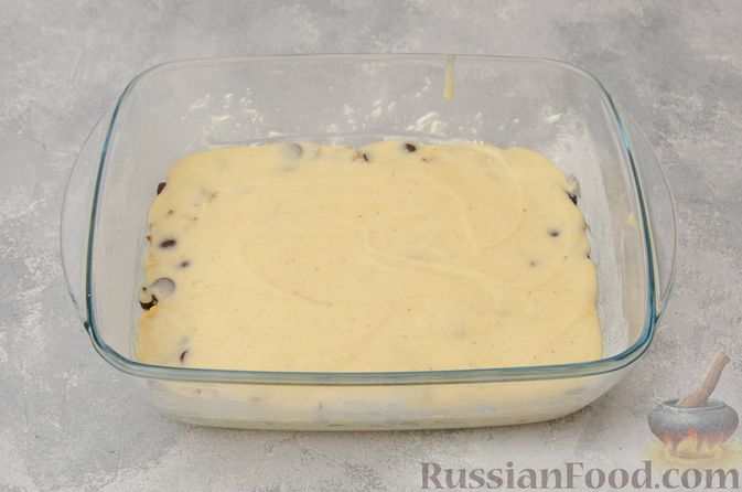 Фото приготовления рецепта: Заливной пирог с черносливом, шоколадом и орехами - шаг №10