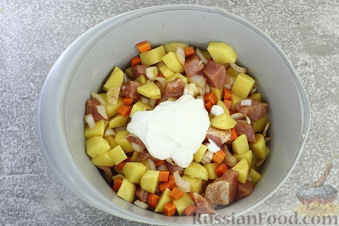 Фото приготовления рецепта: Картошка, запечённая со свининой и сметаной (в рукаве) - шаг №7