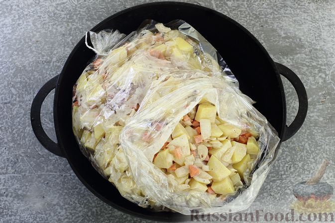 Фото приготовления рецепта: Картошка, запечённая со свининой и сметаной (в рукаве) - шаг №8