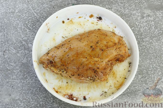 Фото приготовления рецепта: Куриное филе, запечённое с лимоном - шаг №4