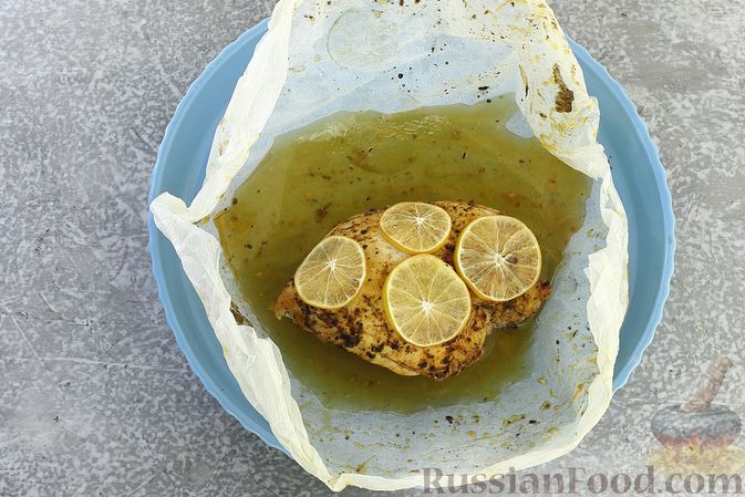 Фото приготовления рецепта: Куриное филе, запечённое с лимоном - шаг №7