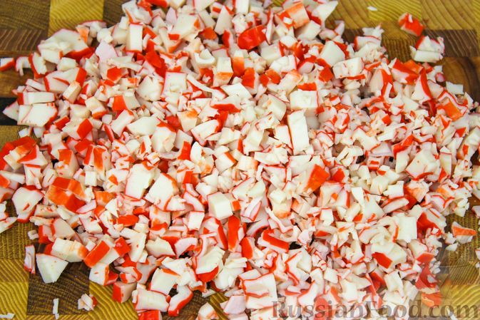 Фото приготовления рецепта: Фаршированные кальмары с крабовыми палочками - шаг №3