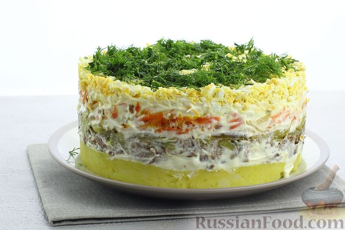 Фото к рецепту: Слоёный салат со шпротами, картофелем, морковью и маринованными огурцами