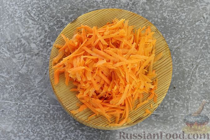 Фото приготовления рецепта: Слоёный салат со шпротами, картофелем, морковью и маринованными огурцами - шаг №7