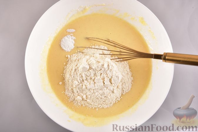 Фото приготовления рецепта: Несладкий манник на кефире, с плавленым сыром - шаг №5