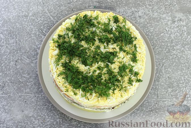 Фото приготовления рецепта: Слоёный салат со шпротами, картофелем, морковью и маринованными огурцами - шаг №20