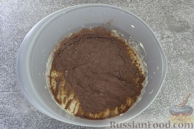 Фото приготовления рецепта: Шоколадный муссовый торт с бисквитом - шаг №10