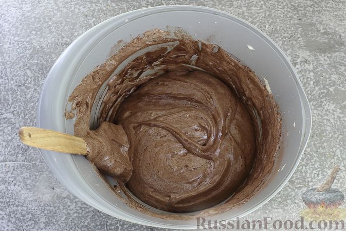 Фото приготовления рецепта: Шоколадный муссовый торт с бисквитом - шаг №11