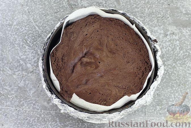 Фото приготовления рецепта: Шоколадный муссовый торт с бисквитом - шаг №13