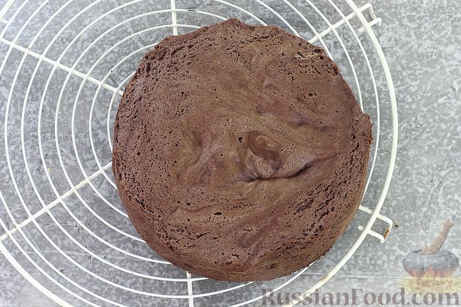 Фото приготовления рецепта: Шоколадный муссовый торт с бисквитом - шаг №14