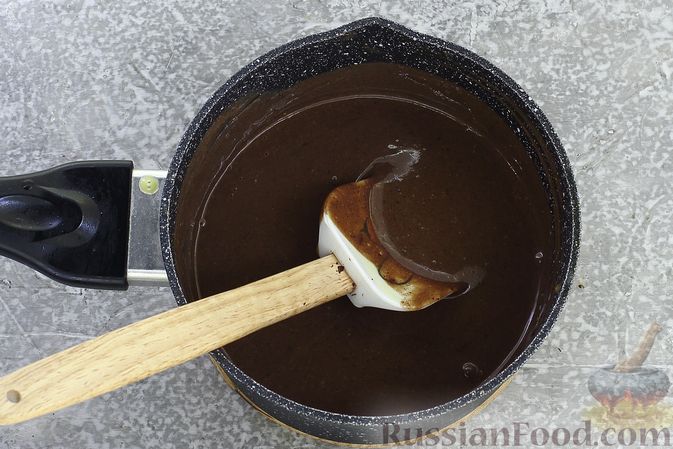 Фото приготовления рецепта: Шоколадный муссовый торт с бисквитом - шаг №23