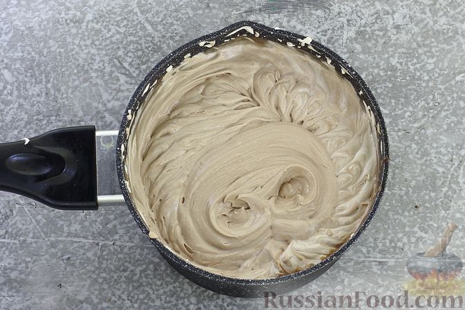 Фото приготовления рецепта: Шоколадный муссовый торт с бисквитом - шаг №26