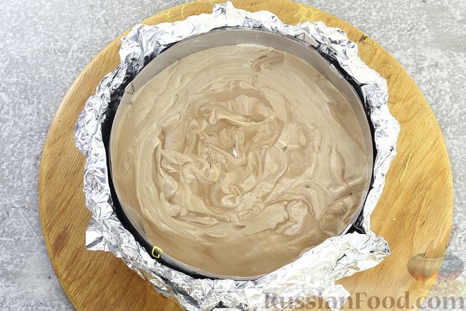 Фото приготовления рецепта: Шоколадный муссовый торт с бисквитом - шаг №28