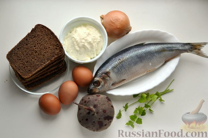 Фото приготовления рецепта: Бутерброды с сельдью, луком, свёклой и яйцами - шаг №1