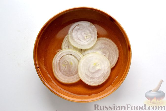 Фото приготовления рецепта: Бутерброды с сельдью, луком, свёклой и яйцами - шаг №9