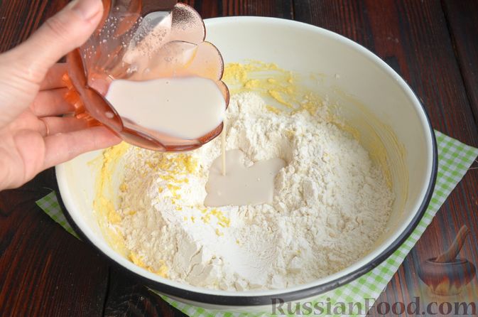 Фото приготовления рецепта: Слоистый пирог из песочно-дрожжевого теста, с джемом и ореховым безе - шаг №6