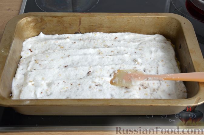 Фото приготовления рецепта: Слоистый пирог из песочно-дрожжевого теста, с джемом и ореховым безе - шаг №15