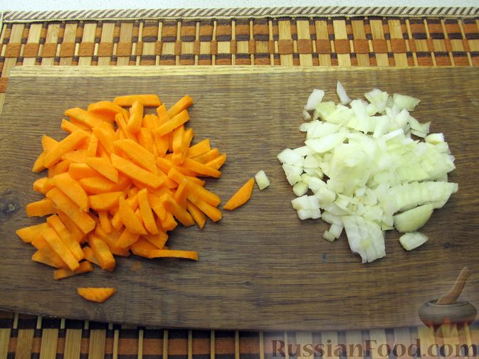 Фото приготовления рецепта: Сырный суп с чечевицей и колбасой - шаг №2