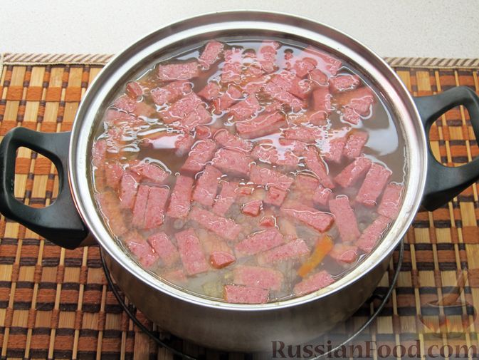 Фото приготовления рецепта: Сырный суп с чечевицей и колбасой - шаг №8