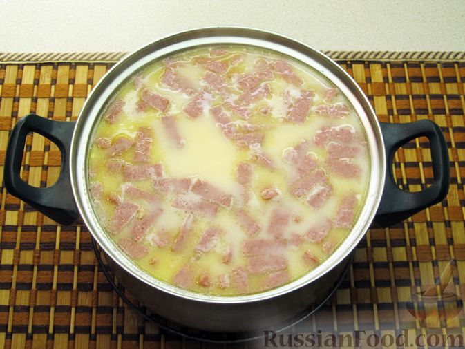 Фото приготовления рецепта: Сырный суп с чечевицей и колбасой - шаг №10