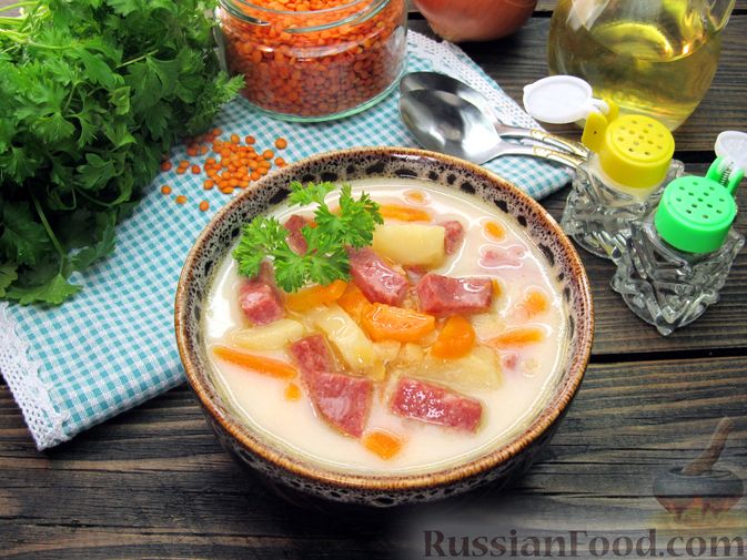 Фото к рецепту: Сырный суп с чечевицей и колбасой