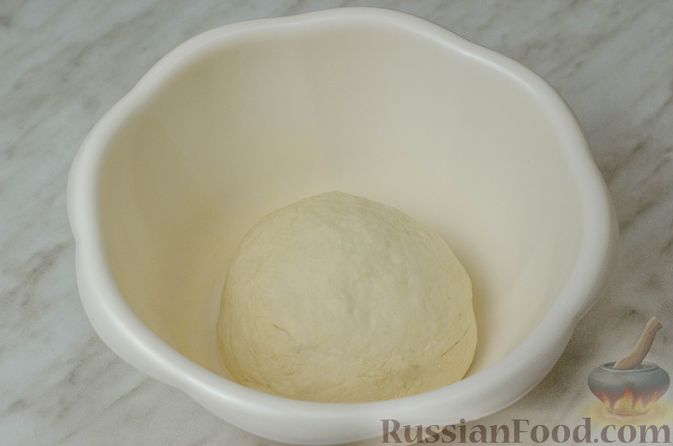 Фото приготовления рецепта: Дрожжевой луковый пирог "Писсаладьер" с помидорами, анчоусами и маслинами - шаг №6