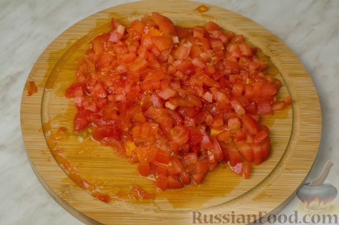 Фото приготовления рецепта: Дрожжевой луковый пирог "Писсаладьер" с помидорами, анчоусами и маслинами - шаг №10