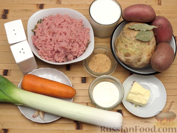 Фото приготовления рецепта: Картофельная запеканка с куриным фаршем и сельдереем - шаг №1