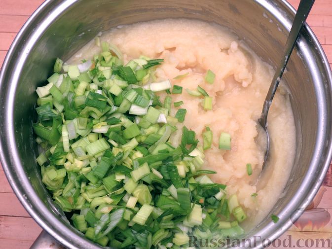 Фото приготовления рецепта: Картофельная запеканка с куриным фаршем и сельдереем - шаг №7