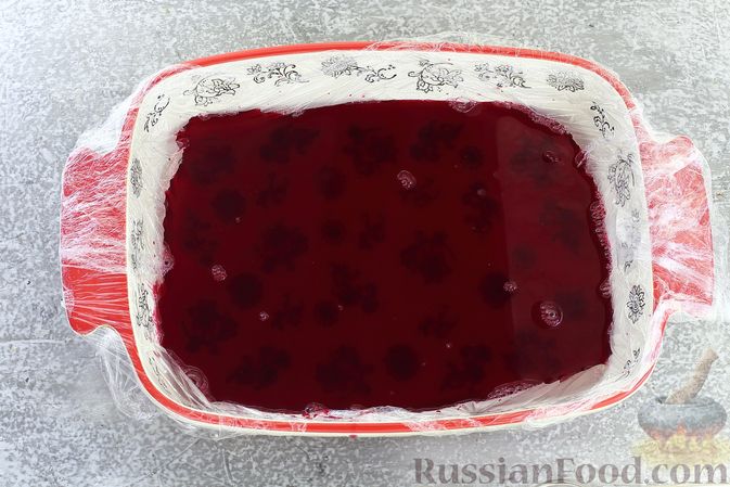 Фото приготовления рецепта: Салат "Селёдка под шубой" со свекольным желе - шаг №8