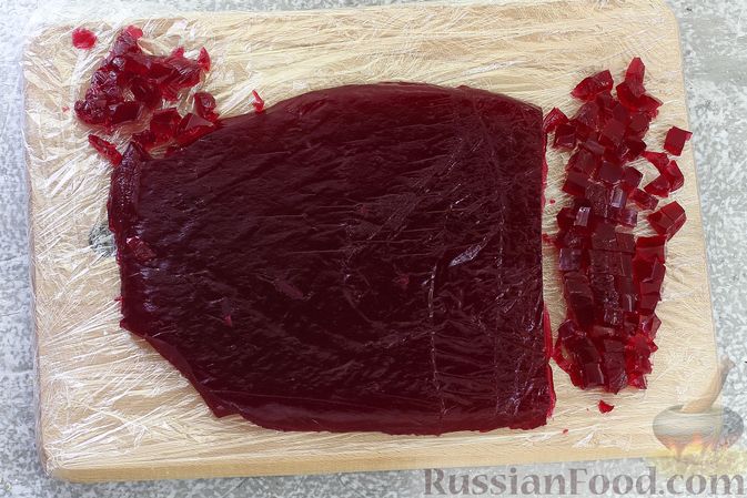 Фото приготовления рецепта: Салат "Селёдка под шубой" со свекольным желе - шаг №24