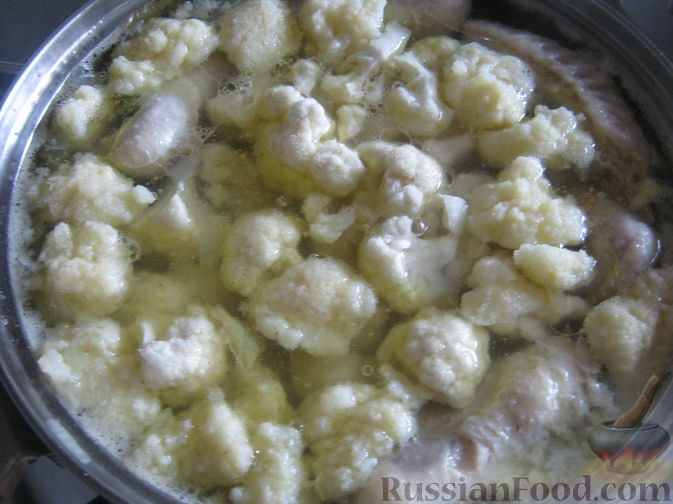 Фото приготовления рецепта: Суп "Куриная радость" с клецками и цветной капустой - шаг №10
