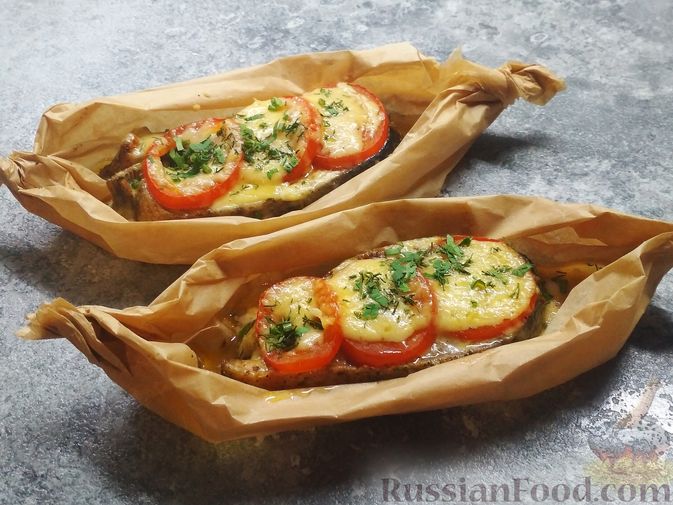 Фото к рецепту: Стейки кеты, запечённые с помидорами и сыром