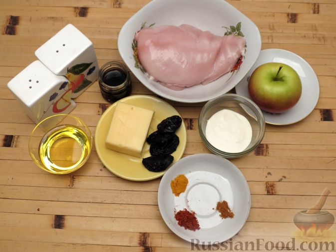 Фото приготовления рецепта: Куриное филе, запечённое с черносливом, яблоком и сыром - шаг №1