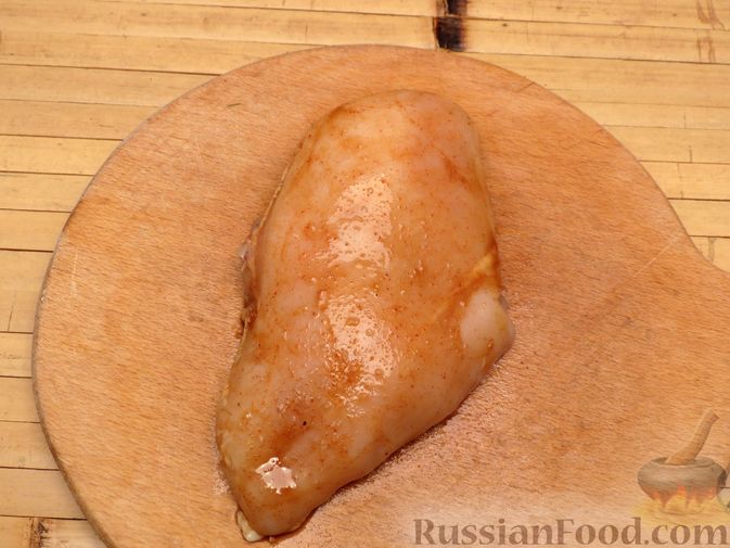 Фото приготовления рецепта: Куриное филе, запечённое с черносливом, яблоком и сыром - шаг №3