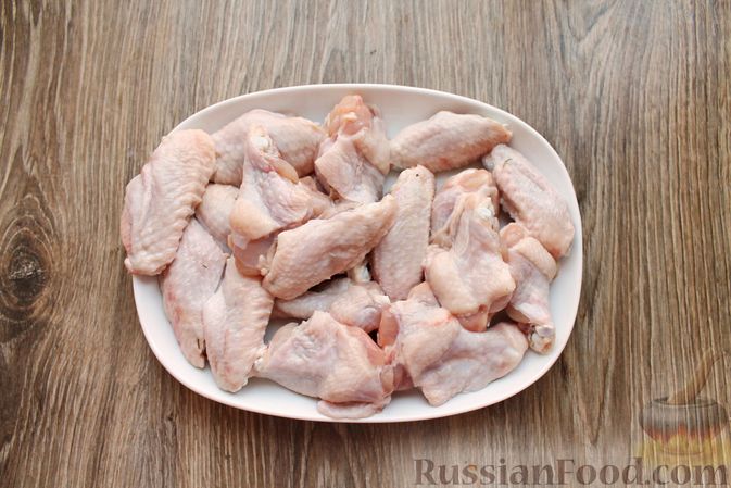 Фото приготовления рецепта: Куриные крылышки, тушенные в сметанно-томатном соусе - шаг №2