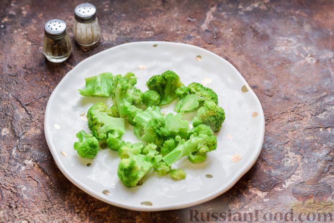 Фото приготовления рецепта: Запеканка из лапши с брокколи, зелёным горошком, беконом и сыром - шаг №6