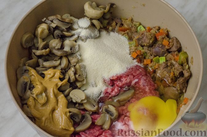 Фото приготовления рецепта: Пирог из творожного теста с мясным фаршем, куриной печенью, грибами и овощами - шаг №20