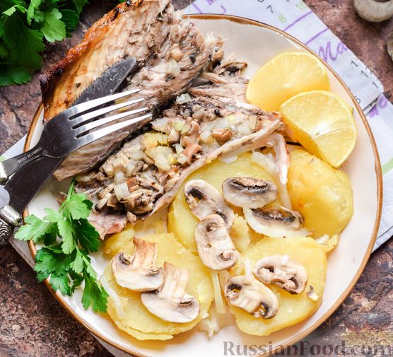 Фото приготовления рецепта: Скумбрия, запечённая с грибами и картошкой (в духовке) - шаг №13